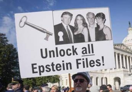 Caso Epstein, Trump firma la legge per la pubblicazione dei file Caso Epstein, Trump firma la legge per la pubblicazione dei file