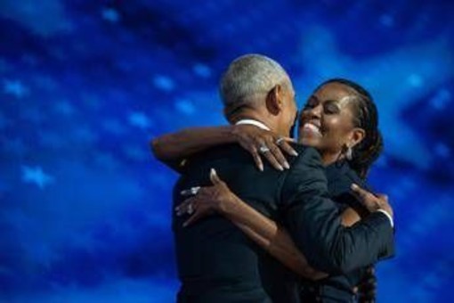 Barack Obama compie 64 anni, Michelle: &quot;Sei ancora il più figo che conosco&quot;