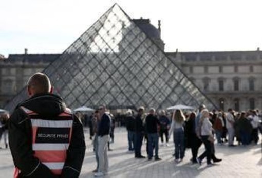 Furto al Louvre, procura Parigi annuncia 5 nuovi arresti Furto al Louvre, procura Parigi annuncia 5 nuovi arresti