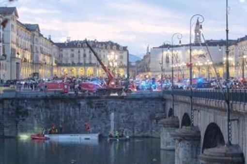 Pullman precipitato nel Po a Torino, autopsia sull'autista per chiarire le cause della morte