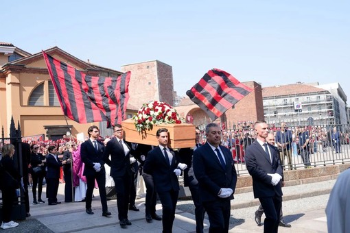 Una marea rossonera per Baresi, a Milano l’ultimo saluto al “Piscinin” Una marea rossonera per Baresi, a Milano l’ultimo saluto al “Piscinin”