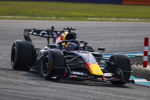 A Singapore Verstappen vince la Sprint davanti a Hamilton e Leclerc A Singapore Verstappen vince la Sprint davanti a Hamilton e Leclerc